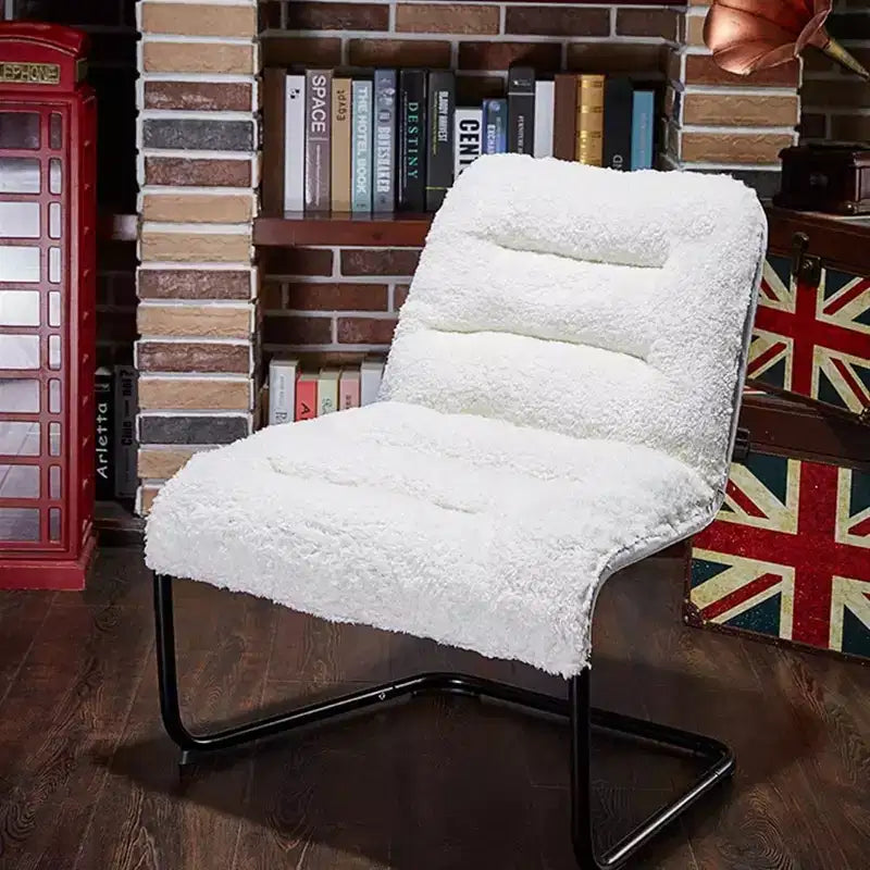 Fauteuil de détente à structure en métal rembourrée, siège en fausse peau lainée, blanc