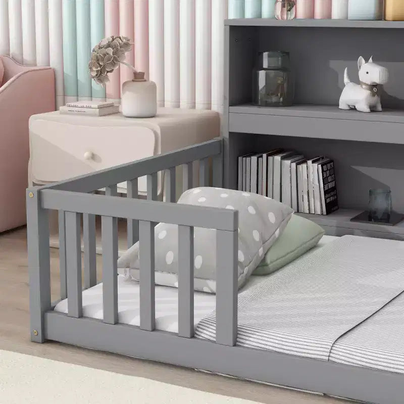Bodenbett in Twin-Größe mit Bücherregal, Ablagen und Schutzgittern, Grau