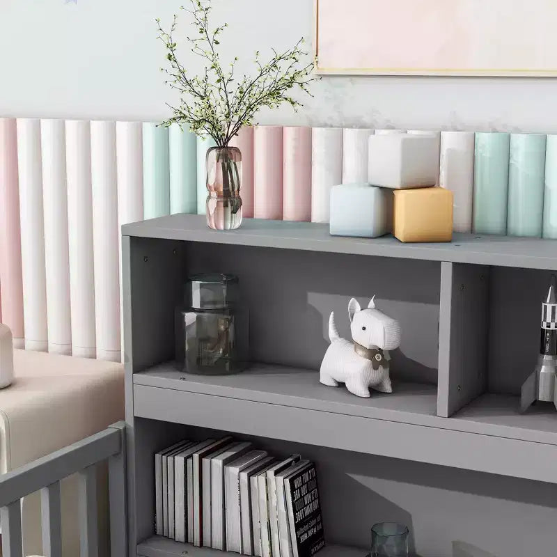Bodenbett in Twin-Größe mit Bücherregal, Ablagen und Schutzgittern, Grau