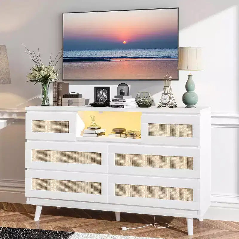 Moderne Rattan-Kommode mit LED-Beleuchtung und Ladestation, Holzkommode mit 6 Schubladen, TV-Ständer für den Kleiderschrank