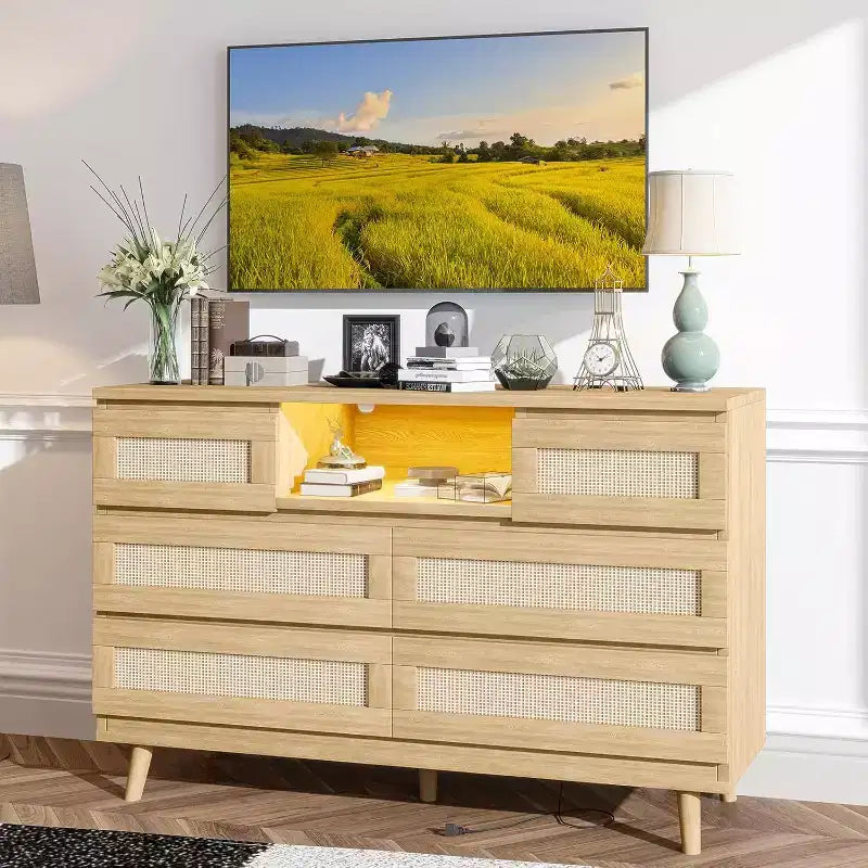 Moderne Rattan-Kommode mit LED-Beleuchtung und Ladestation, Holzkommode mit 6 Schubladen, TV-Ständer für den Kleiderschrank