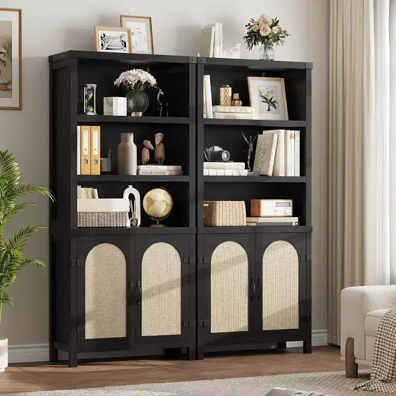 Estantería de estilo rústico de 70 con puertas de ratán, 3 niveles de estantes abiertos y armario, librería de madera negra para sala de estar, oficina y dormitorio