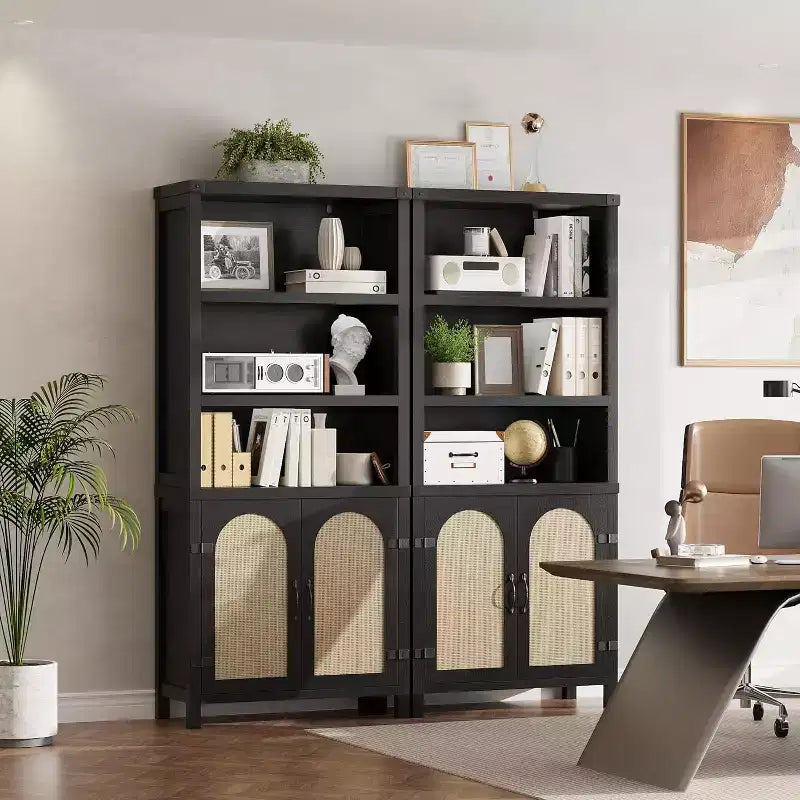 Estantería de estilo rústico de 70 con puertas de ratán, 3 niveles de estantes abiertos y armario, librería de madera negra para sala de estar, oficina y dormitorio