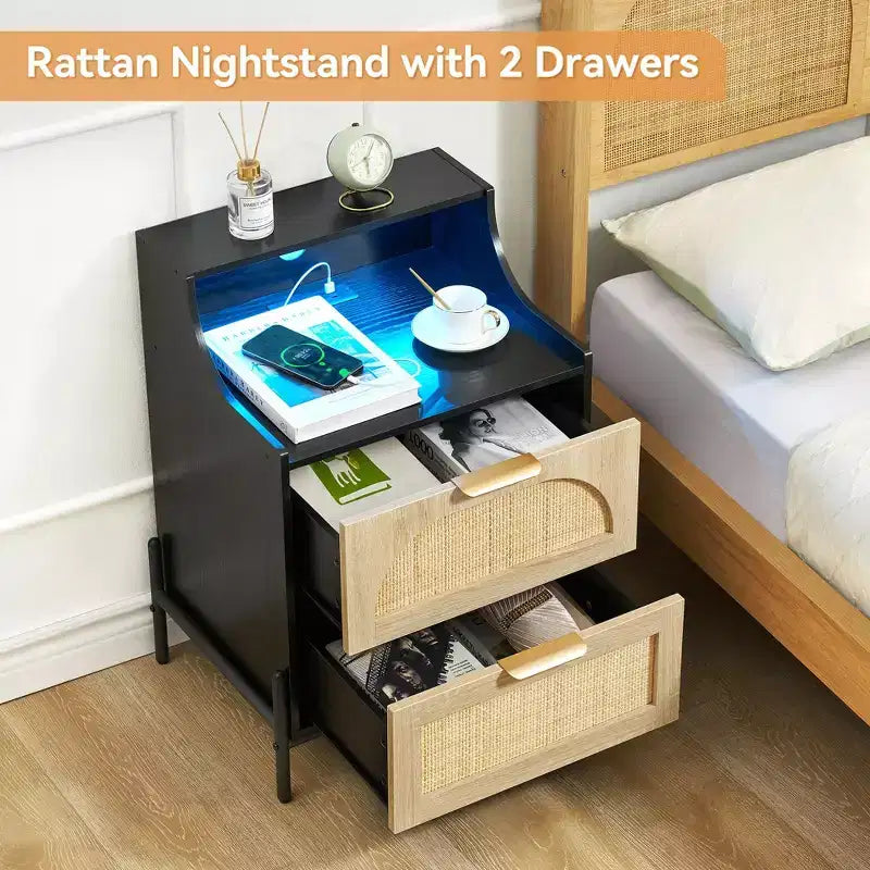 Lot de 2 tables de chevet en bois et rotin, station de recharge et éclairage LED, ports USB/prises, 3 tiroirs en rotin, noires, pour chambre à coucher