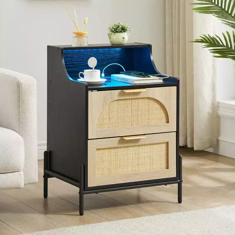 Lot de 2 tables de chevet en bois et rotin, station de recharge et éclairage LED, ports USB/prises, 3 tiroirs en rotin, noires, pour chambre à coucher