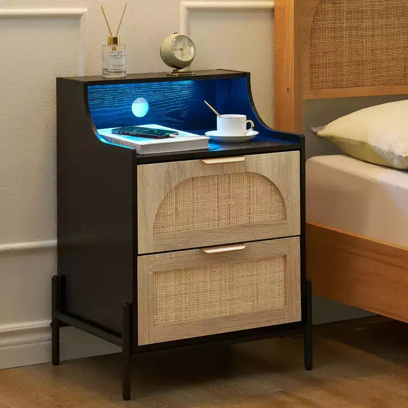 Lot de 2 tables de chevet en bois et rotin, station de recharge et éclairage LED, ports USB/prises, 3 tiroirs en rotin, noires, pour chambre à coucher