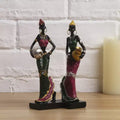Figura de resina NotArt de una exótica dama africana - escultura artesanal de 16.5cm con atuendo floral