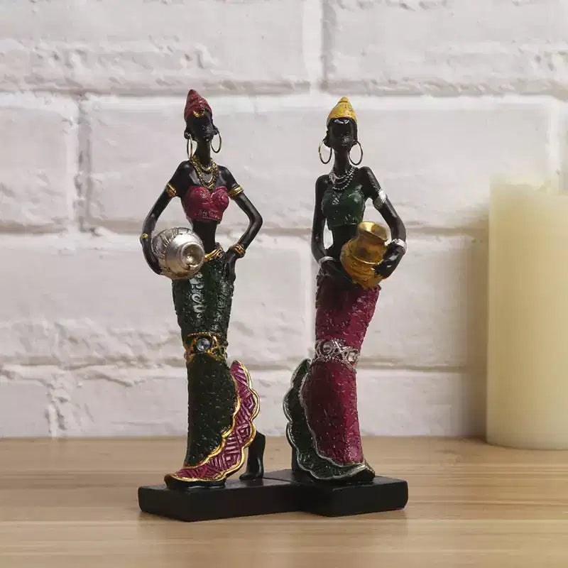 Figura de resina NotArt de una exótica dama africana - escultura artesanal de 16.5cm con atuendo floral