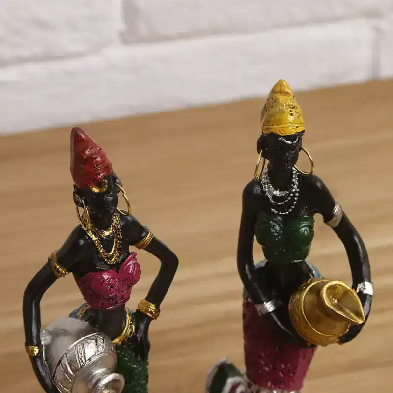 Figura de resina NotArt de una exótica dama africana - escultura artesanal de 16.5cm con atuendo floral