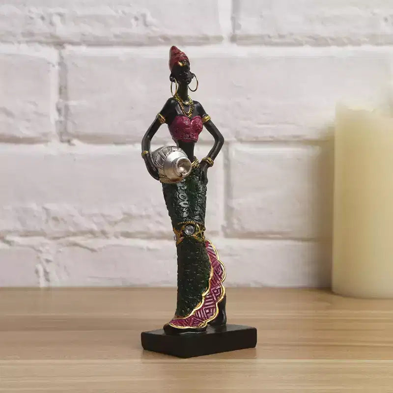 Figura de resina NotArt de una exótica dama africana - escultura artesanal de 16.5cm con atuendo floral