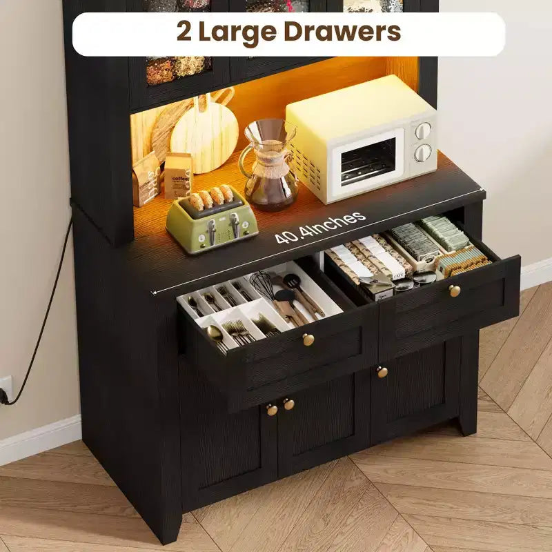 Armoire de rangement haute avec station de recharge, armoire de cuisine moderne avec comptoir, tiroirs et étagères réglables